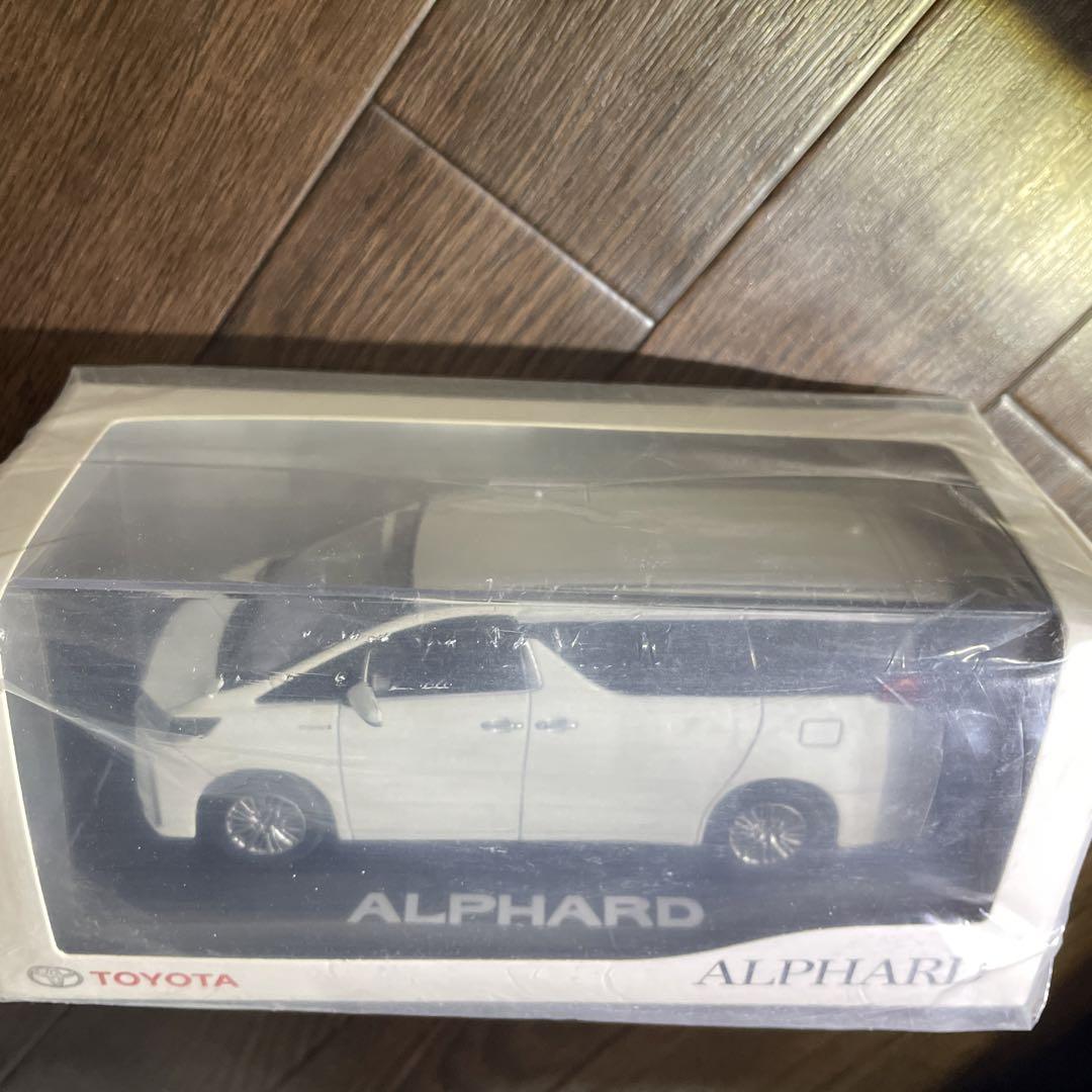 トヨタのALPHARD１／30スケールのダイキャスト製のミニカー