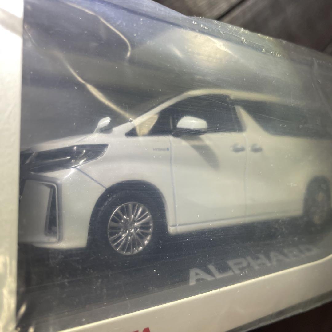 トヨタのALPHARD１／30スケールのダイキャスト製のミニカー