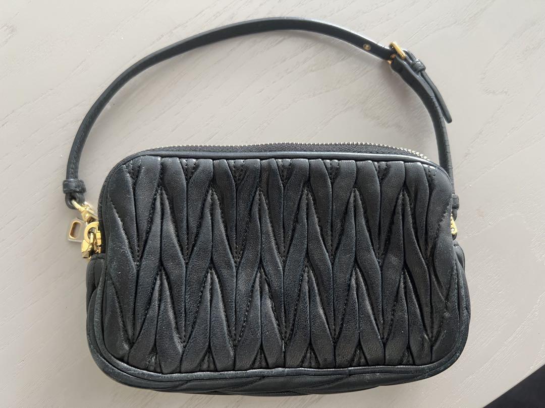 miumiu 黒 ポーチ