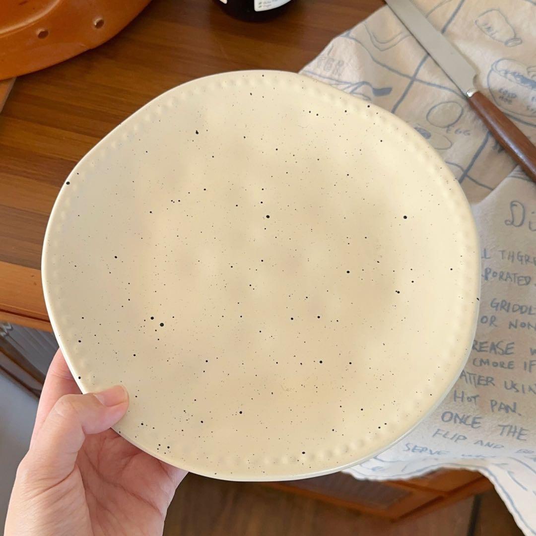 クリーム色の円形陶器皿