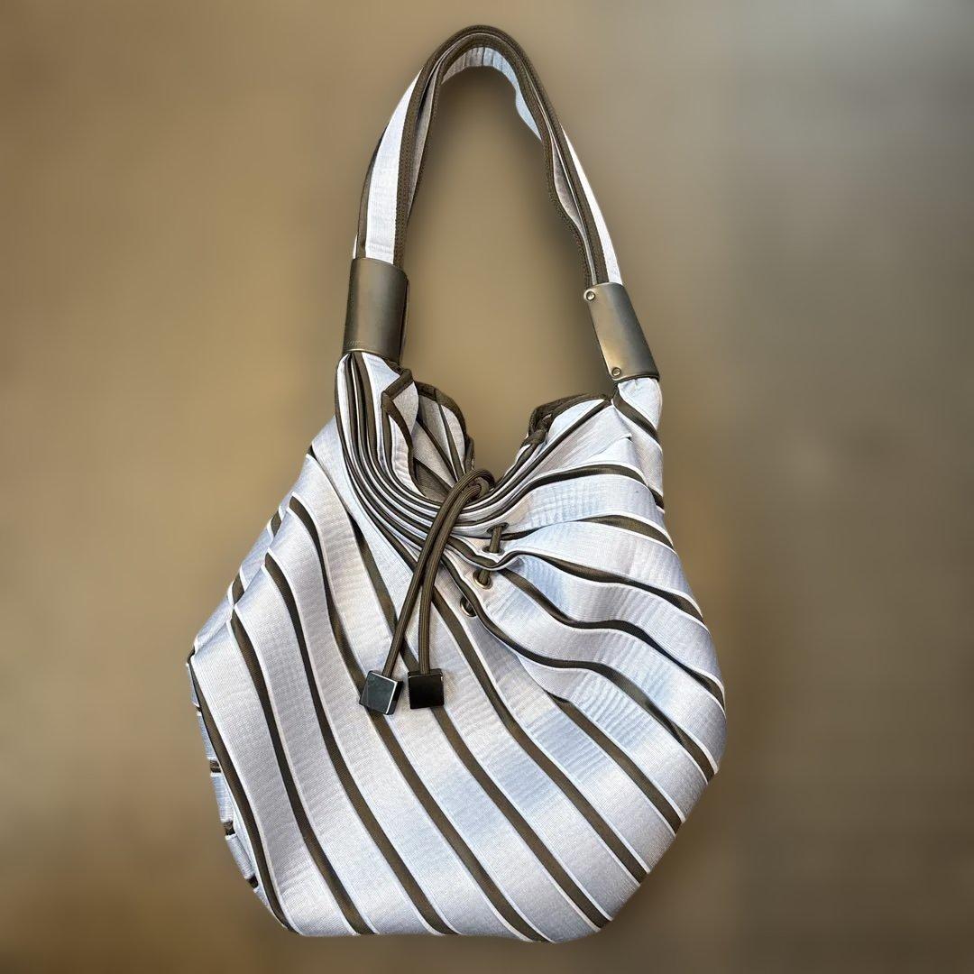 ISSEY MIYAKE ストライプショルダーバッグ