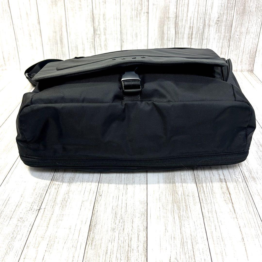 TUMI　メッセンジャーバッグ　ショルダーバッグ　ナイロン　PC収納　黒