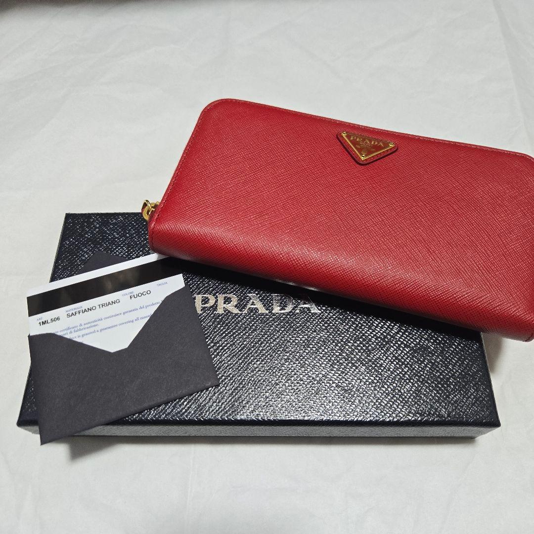 PRADAラウンドジップ長財布 レッド フォーコ サフィアーノトライアングル
