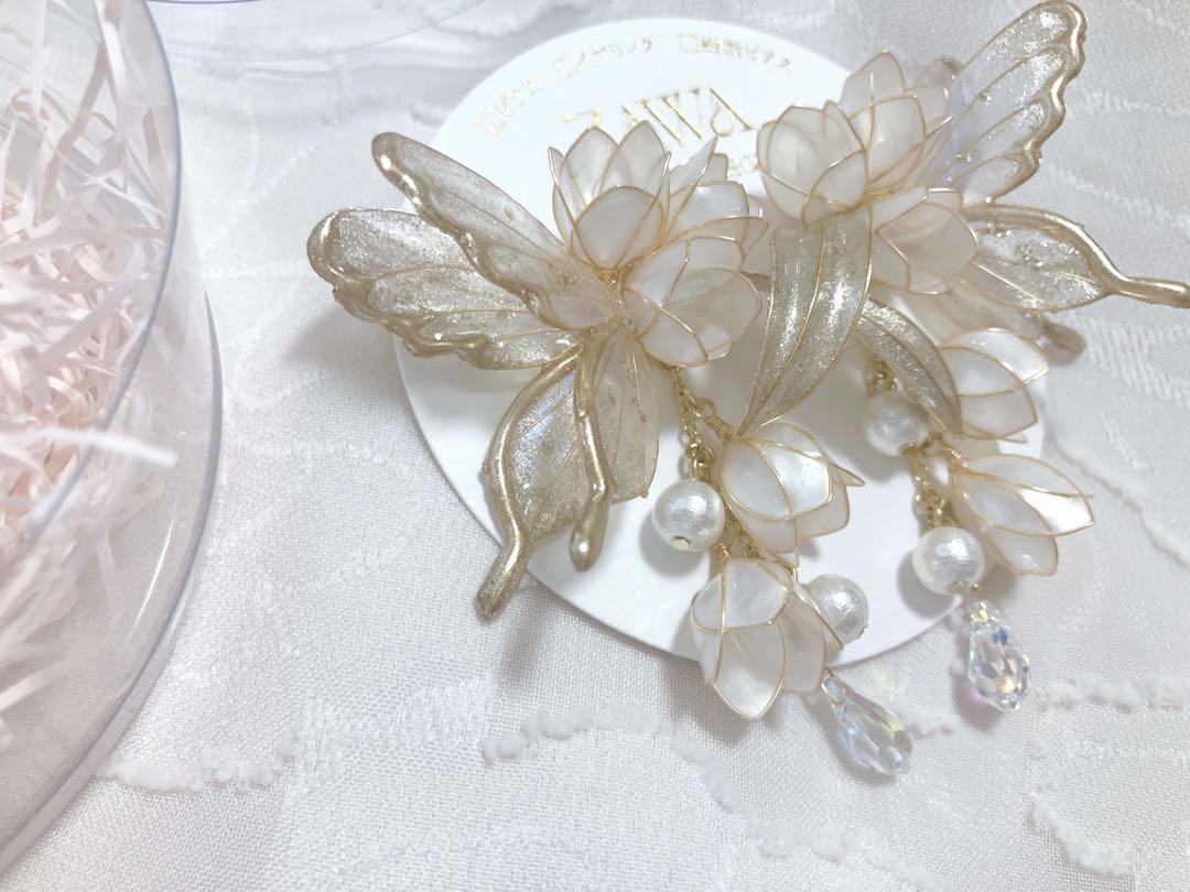 ベルフラワーと蝶のピアス　ディップアートアクセサリー　ハンドメイドピアス