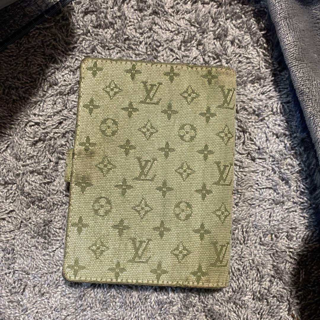 LOUIS VUITTON オリーブグリーン 手帳。 LOUIS VUITTON オリーブグリーン 手帳。