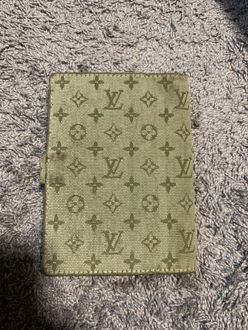 LOUIS VUITTON オリーブグリーン 手帳。 LOUIS VUITTON オリーブグリーン 手帳。