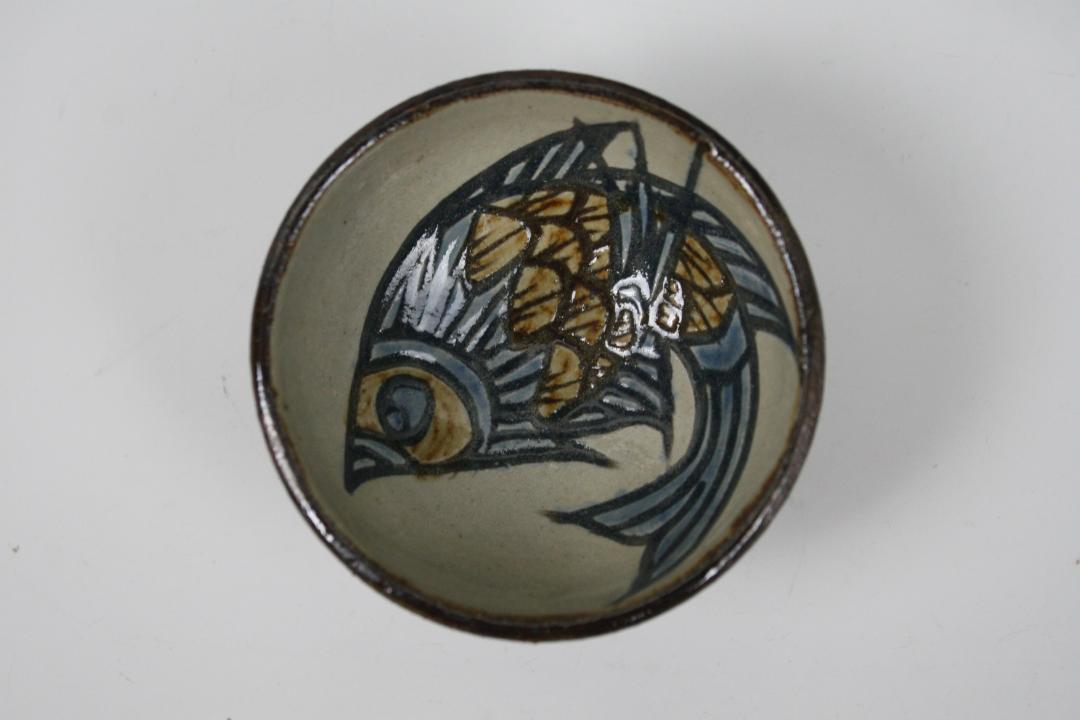 hnさん専用壺屋焼／魚柄ぐい呑／昭31 壺屋焼 金城吉広 魚文ぐい呑 - メルカリ