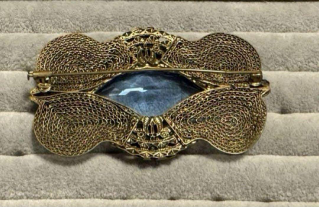 最終セール❗️アンティーク　燻し金色　青いガラス　細やかな細工のブローチ。長期保存 最終セール❗️アンティーク燻し金色青いガラス細やかな細工の