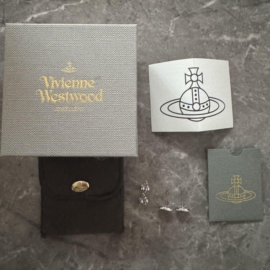 viviennewestwood　エンボスロゴスタッドピアス　シルバー×ゴールド viviennewestwood エンボスロゴスタッドピアス シルバー