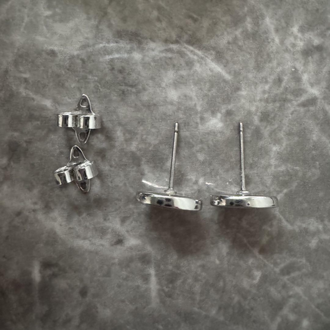 viviennewestwood　エンボスロゴスタッドピアス　シルバー×ゴールド viviennewestwood エンボスロゴスタッドピアス シルバー