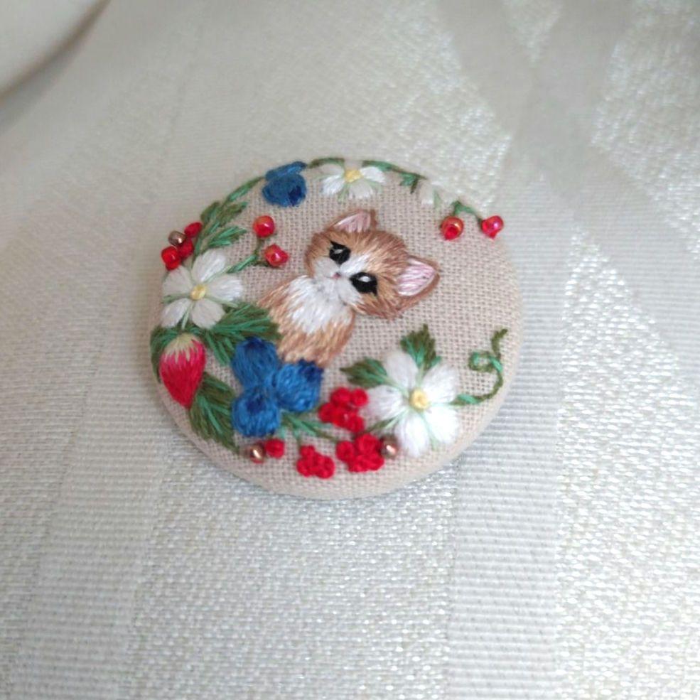 刺繍ブローチ 猫 ベリー くるみボタン ハンドメイド ブローチ