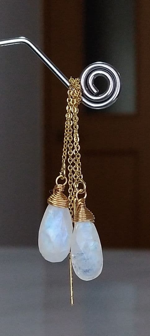 レインボームーンストーン ブリオレットカットのアメリカンピアス