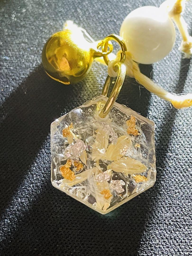 桃蓮玉✨ 祈祷精麻の白蛇アルビノ抜け殻虹入り豊穣キーホルダーお守り✨