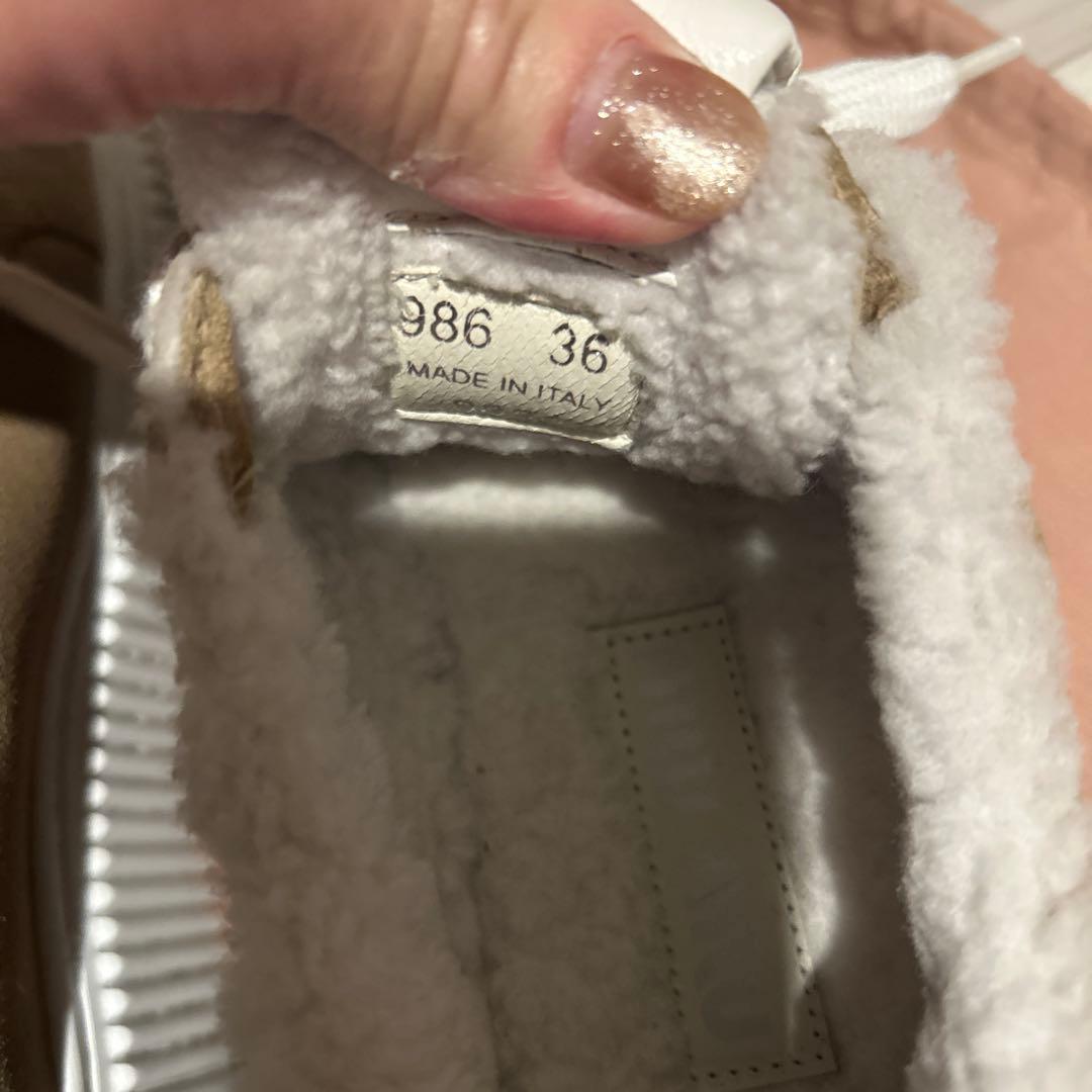 MIU MIU ファー付きベージュスニーカー