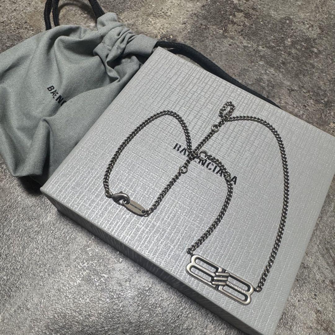 BALENCIAGAシルバーロゴネックレス