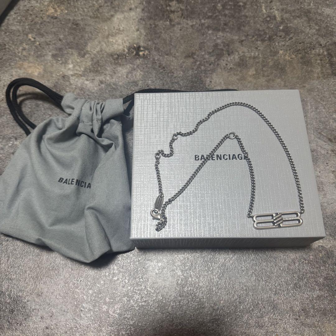 BALENCIAGAシルバーロゴネックレス