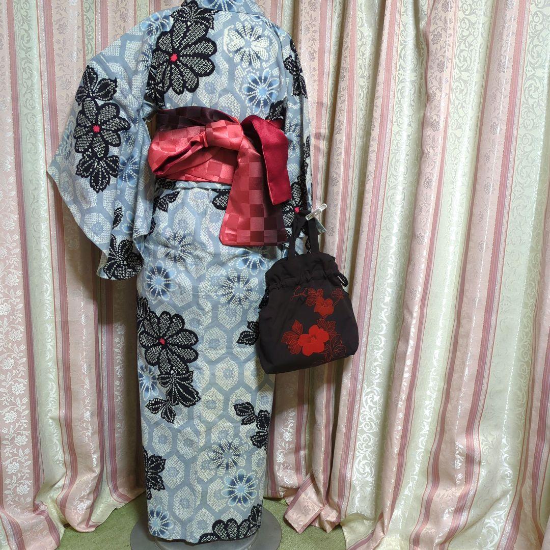 薄いグレーに黒の花柄入木綿浴衣とチェックの赤色グラデーション半幅帯セット