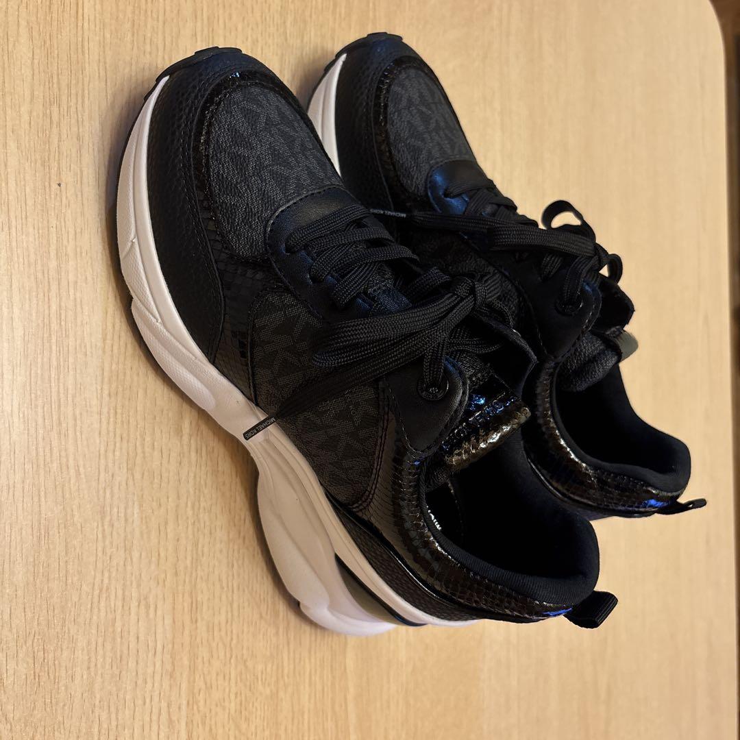 ⭐︎新品未使用⭐︎MICHAEL KORS ブラックスニーカー　23.5-24サイズ