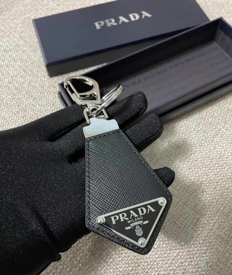 PRADA サフィアーノレザー キーホルダー - メルカリ