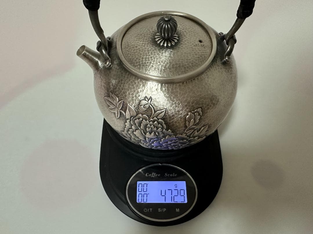 純銀製 牡丹彫り 槌目 菊摘 湯沸 銀瓶 煎茶道具 純銀製 牡丹彫り 錐目細工 菊摘 湯沸 銀瓶 煎茶道具 1,300年前の意匠に