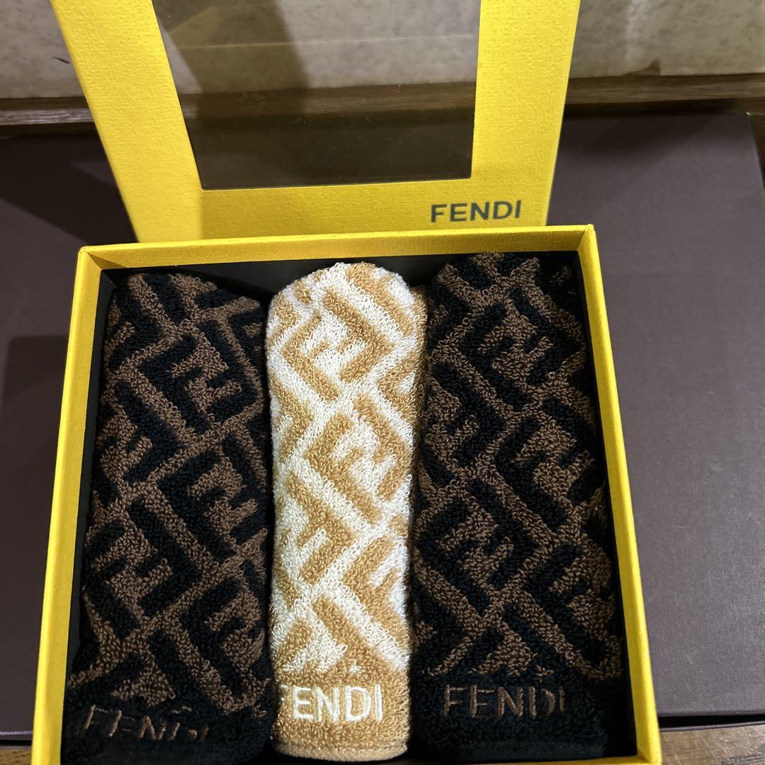 ◯FENDI タオルハンカチ　ロゴ