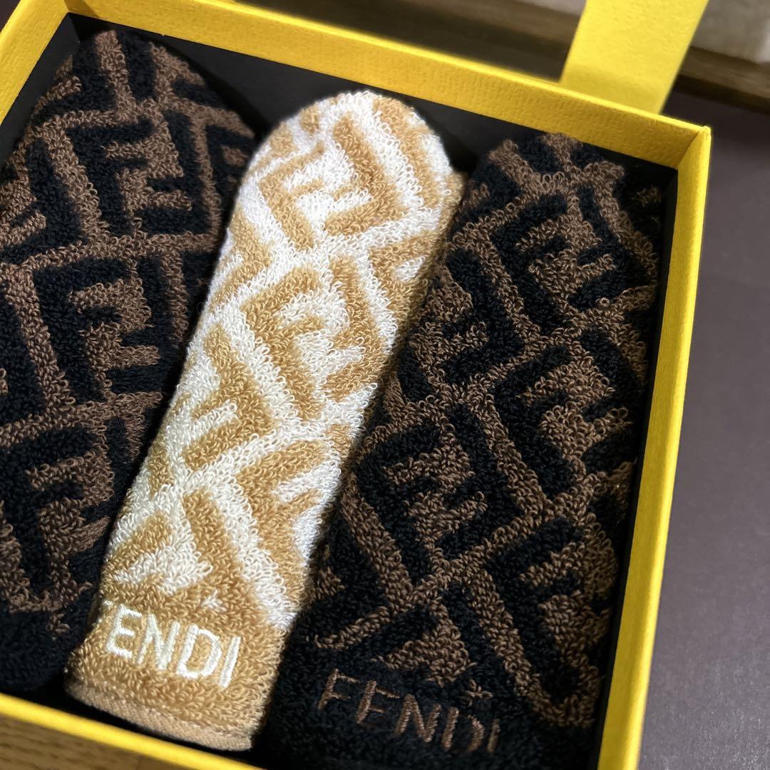 ◯FENDI タオルハンカチ　ロゴ