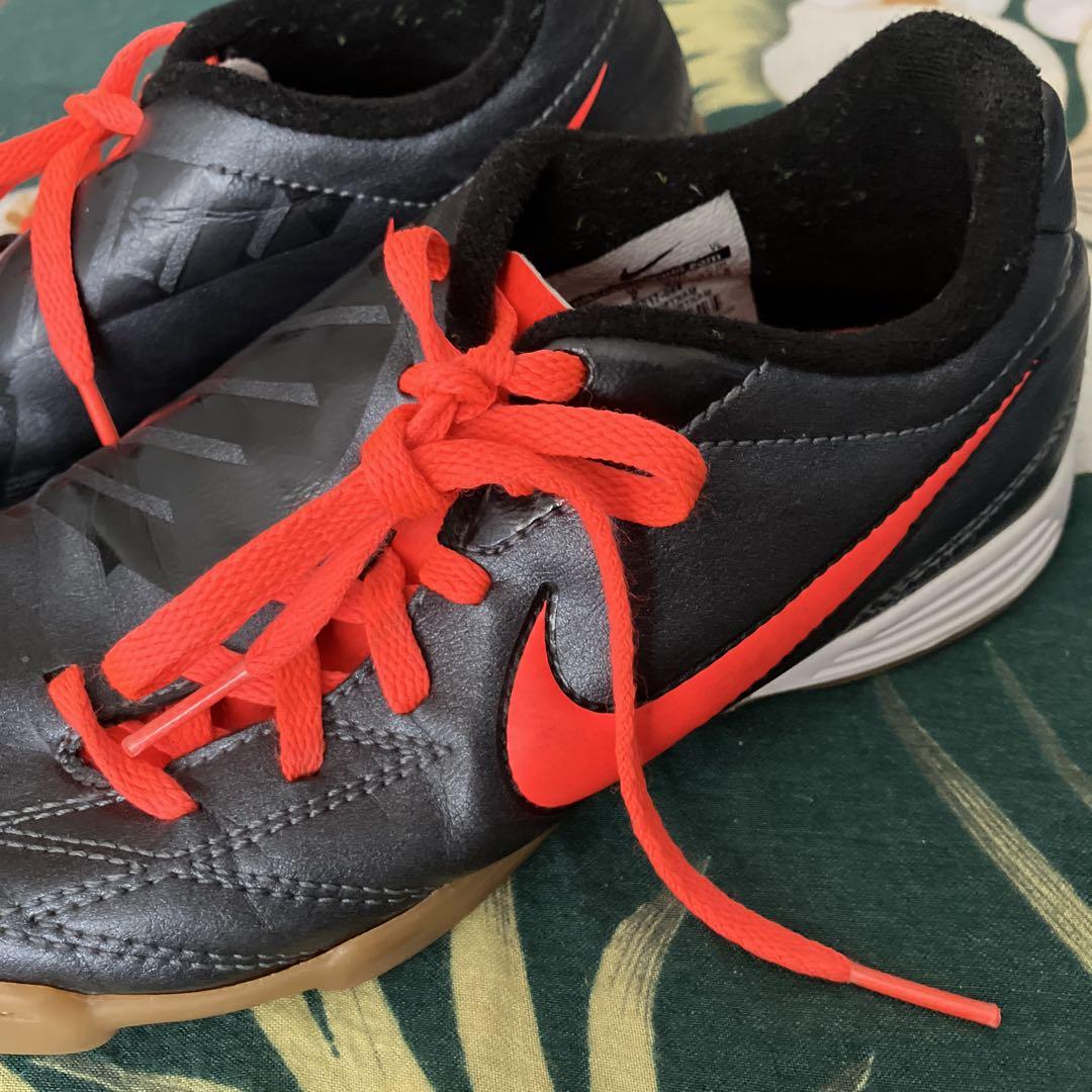 爆売り！ Nike メルカリ - 黒/オレンジ 21.5cm フットサルシューズ シューズ