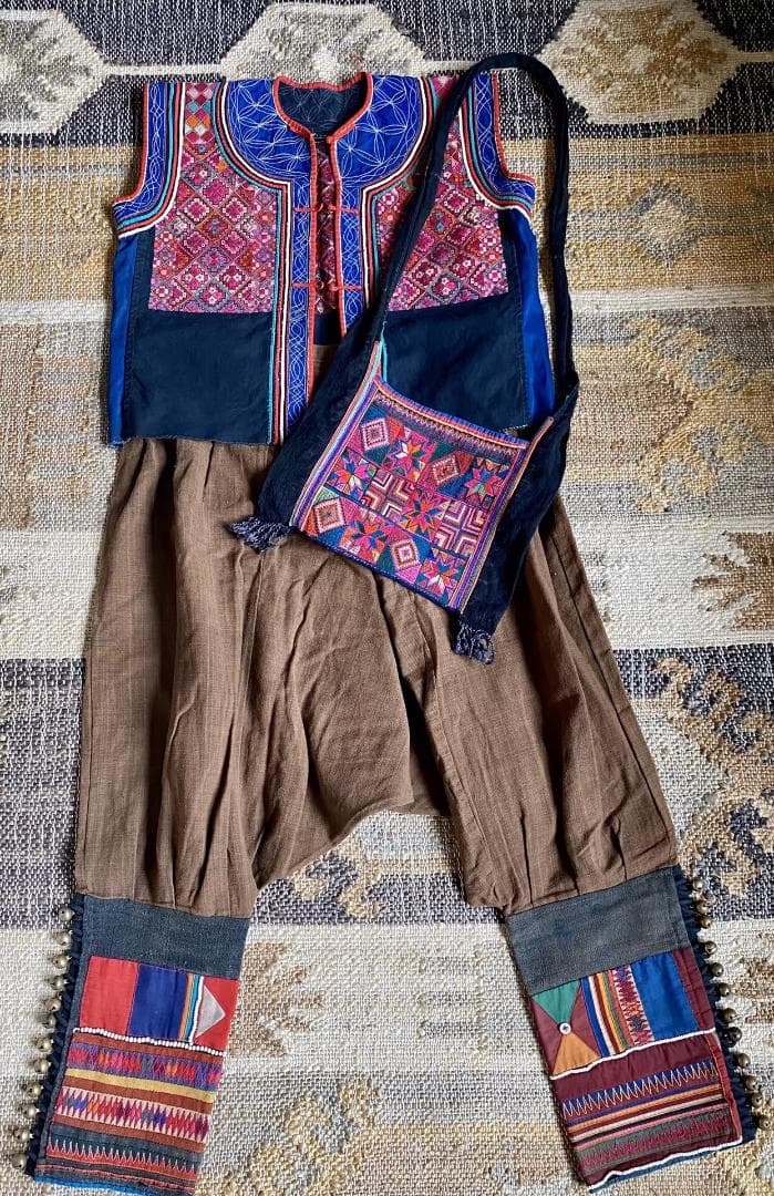 手刺繍 ベスト 民族衣装 アンティーク 手仕事 60年代 古布目立った傷や汚れなし