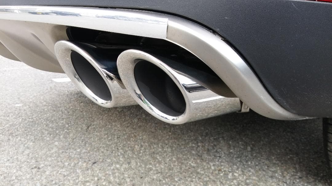 ポルシェ マカンベースグレード95b用GTSルックマフラーカッターやや傷や汚れあり