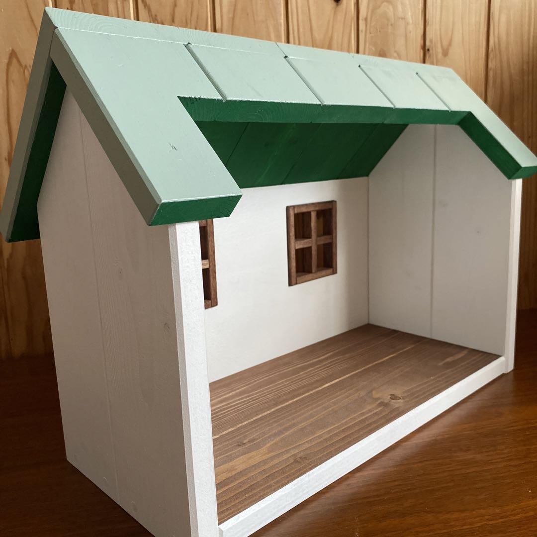 緑屋根の木製ドールハウス (暖炉＆ウッドデッキ付き) ハンドメイド　シルバニア 緑屋根の木製ドールハウス (暖炉＆ウッドデッキ付き