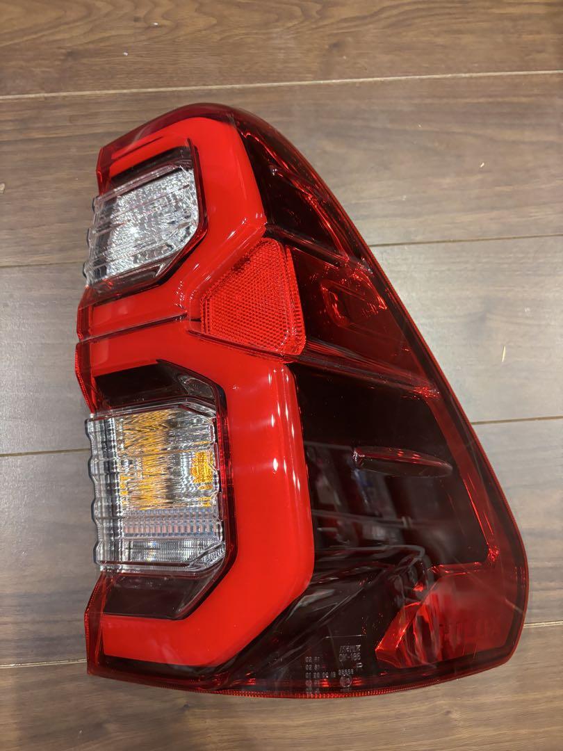 HILUX テールランプ OK-186 赤　右のみ