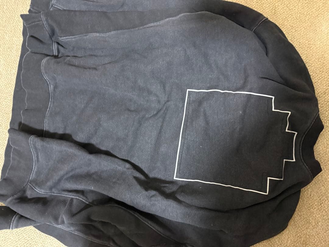 C.Eグラフィックプリント スウェット 黒