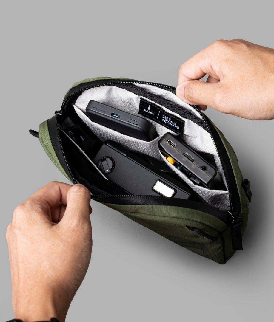 バッグ ALPAKA FLIGHT SLING 1L