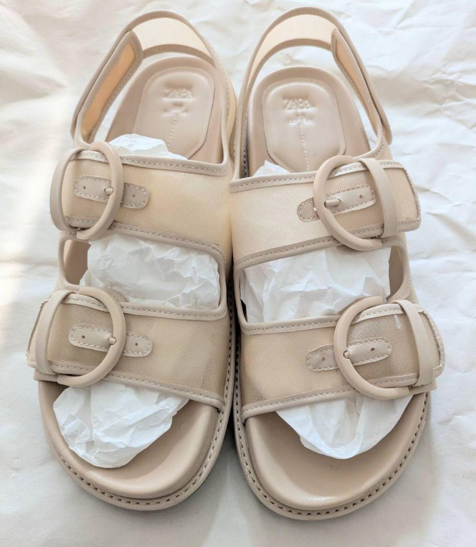 ☆ドイツ発*ZARA*新作*バックルフェイクレザーサンダル/BL☆ ZARA バックル メッシュ フラットプライドサンダル 39 ザラ