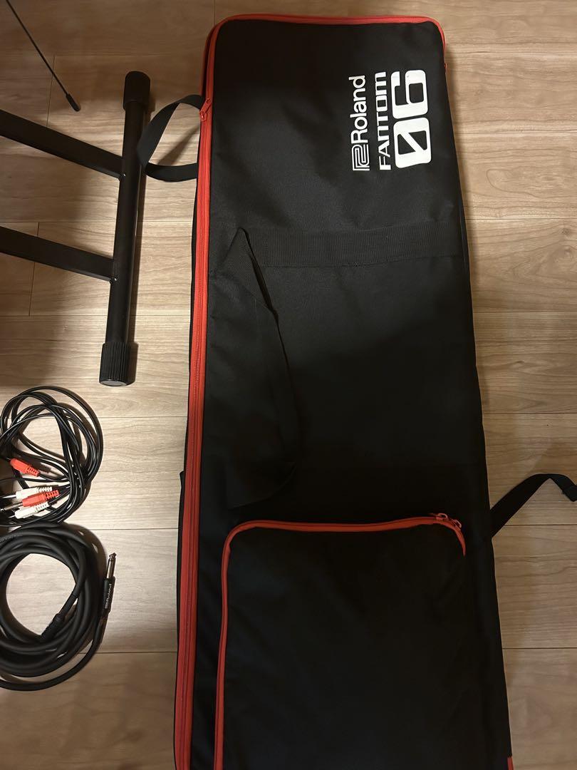 Roland Fantom 06 シンセサイザー 本体とケース　ペダル Roland Fantom 06 シンセサイザー （ペダル、ソフトケース付）