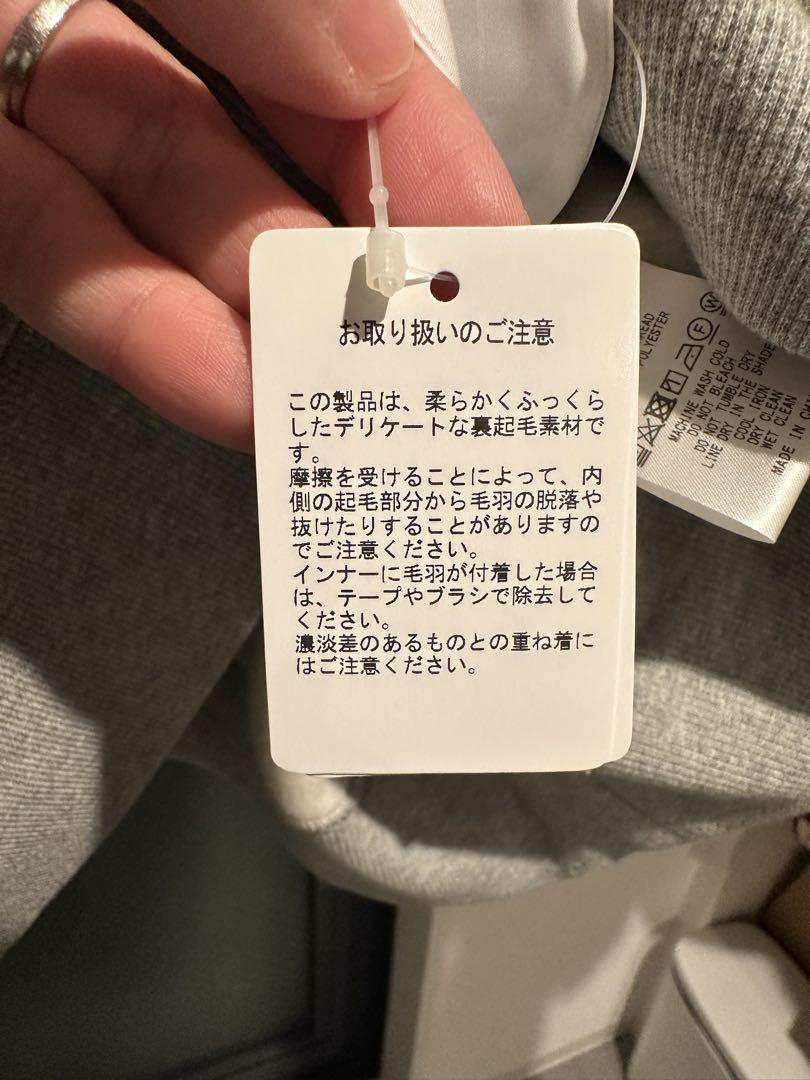 グレー