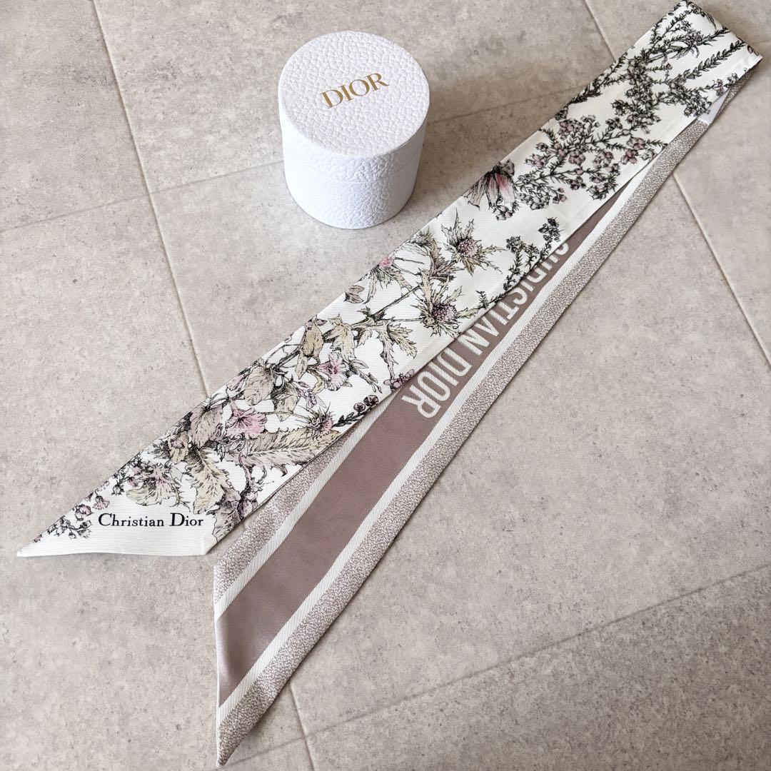 ディオール ミッツァ ベージュ スカーフ Floral Garden モチーフ ディオール ミッツァ ベージュ スカーフ Floral Garden モチーフ