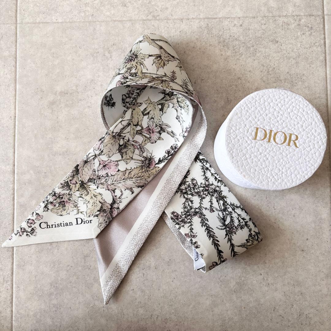 ディオール ミッツァ ベージュ スカーフ Floral Garden モチーフ ディオール ミッツァ ベージュ スカーフ Floral Garden モチーフ