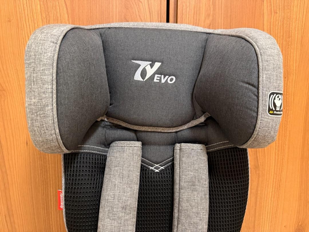 日本育児 トラベルベストEvo ジュニアシート グレー シートベルト固定