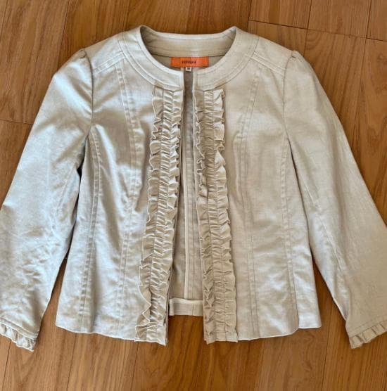 フリル付きクリーム色ジャケット