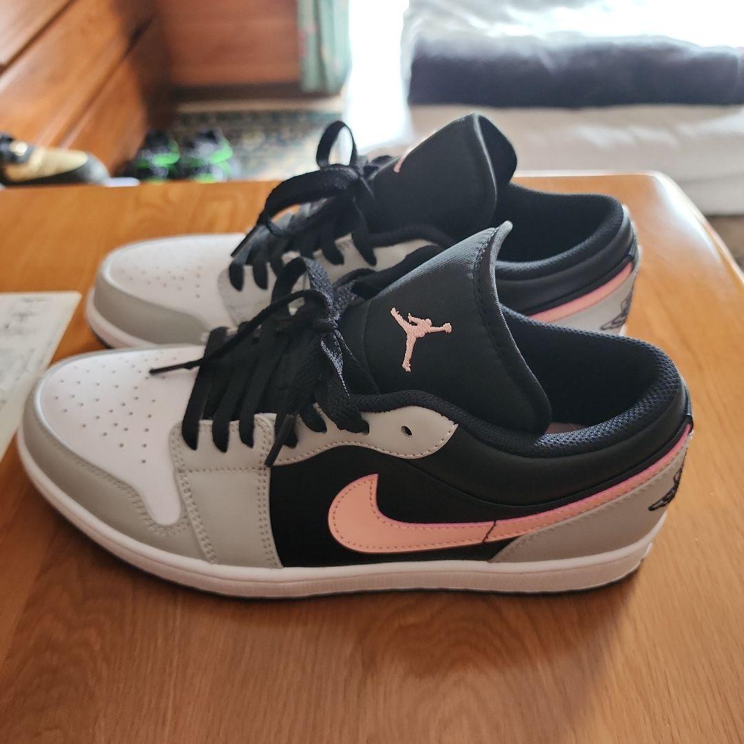 NIKE エアジョーダン1 ロー \"Grey/Black/Pink\"