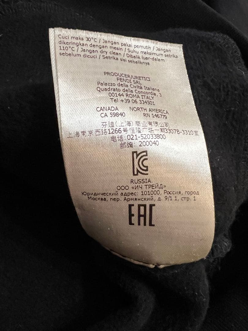 FENDI フード付き裏起毛スウェット12+ブラック 美品 FENDI フード付き裏起毛スウェット12+ブラック 美品