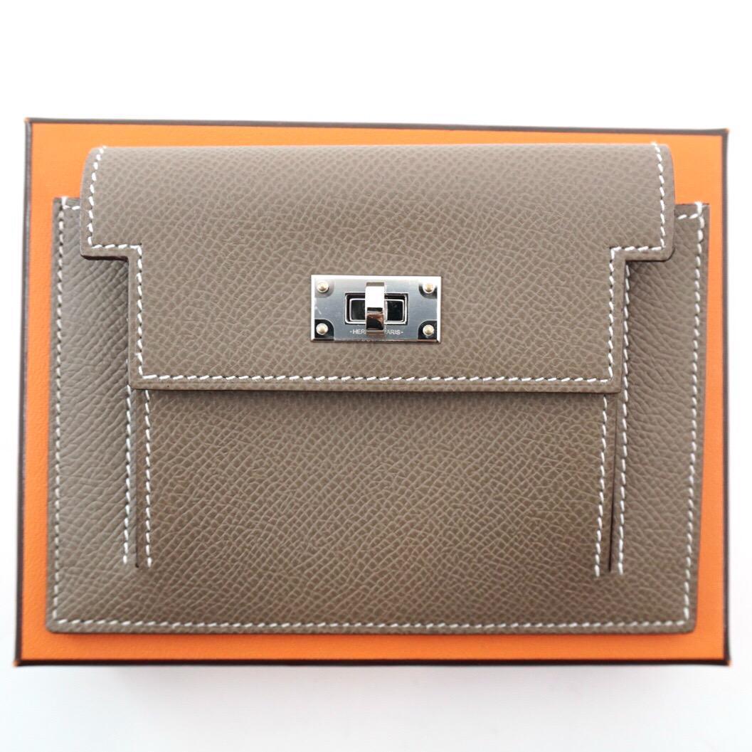 2022年激安 《未使用保管品》HERMES エトゥープ コンパクトウォレット 即納在庫品 エトゥープ コンパクトウォレット ポケット ケリー 《未使用保管品》HERMES 折り財布