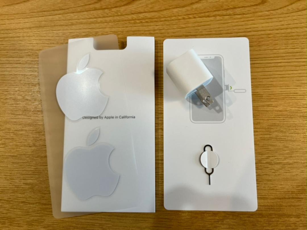 Appleステッカー、ピン、USBジャック