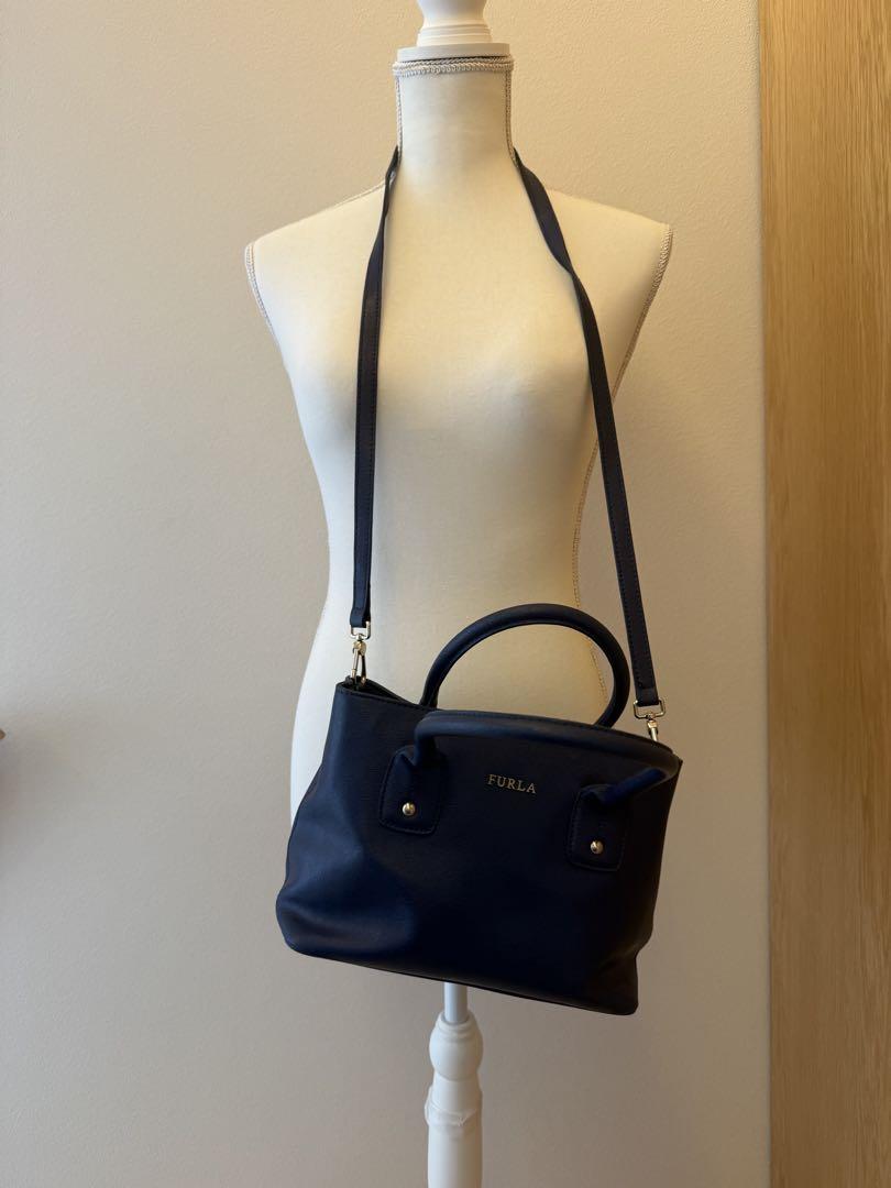 魅力的な FURLA ネイビー レザー ショルダーバッグ - メルカリ バッグ