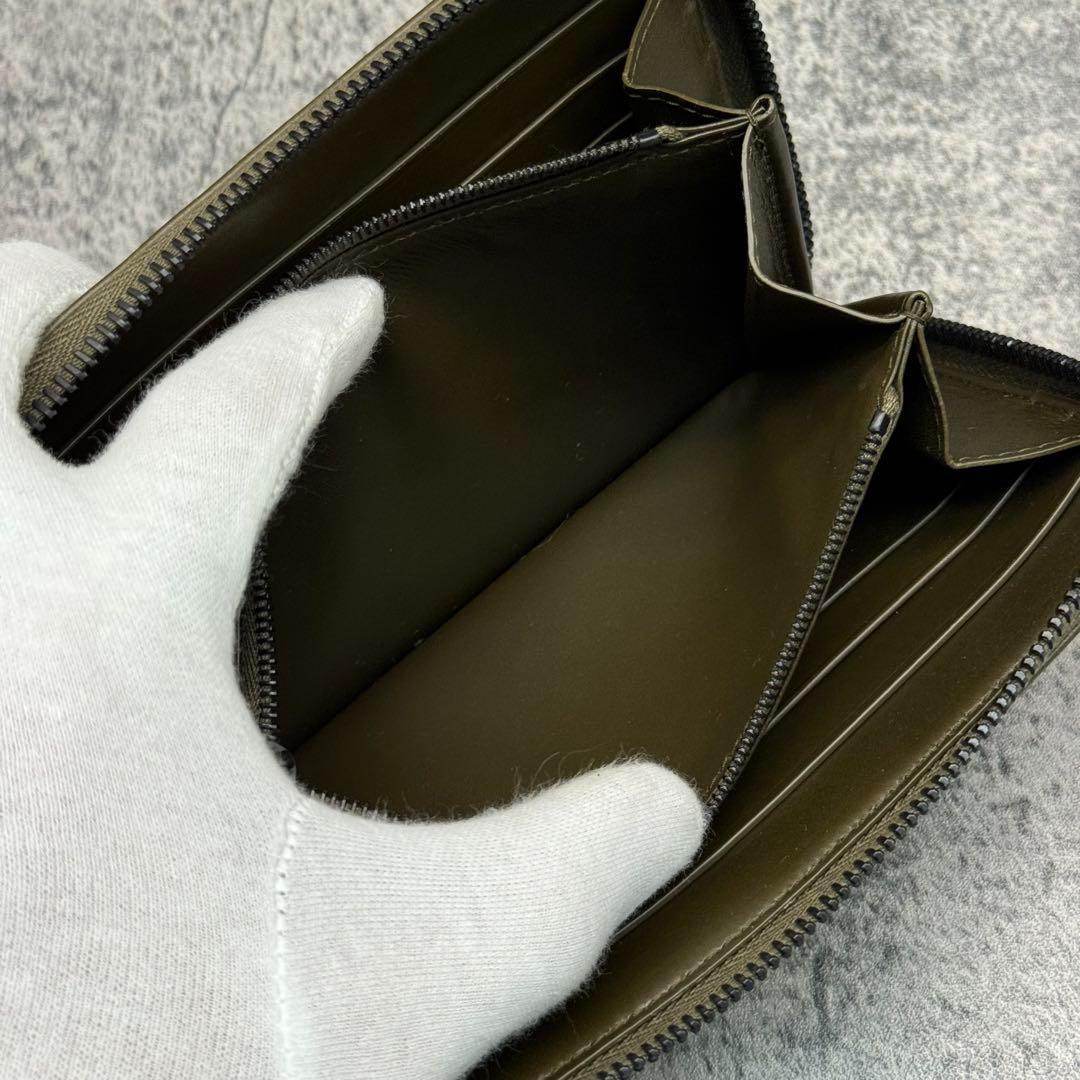 カーキ