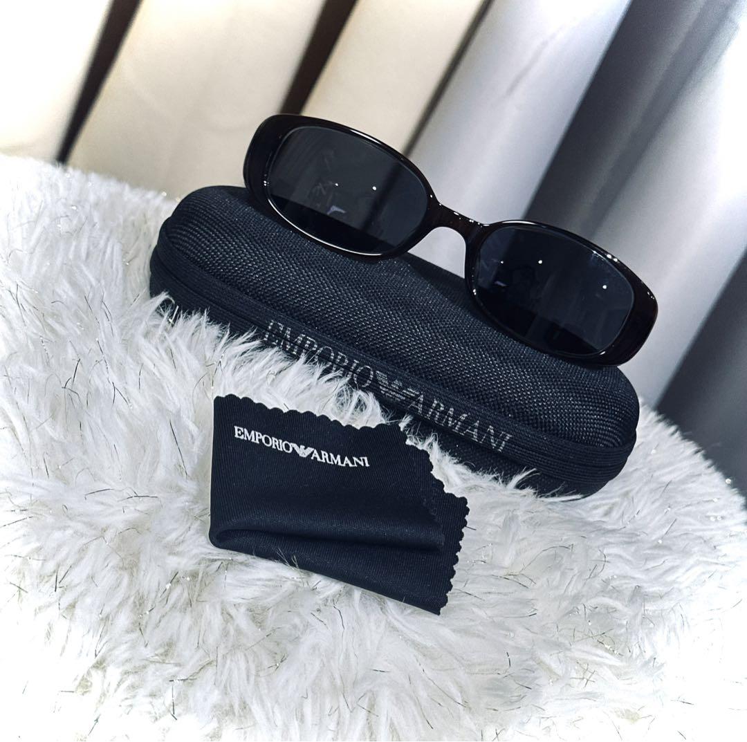 セール 登場から人気沸騰 Emporio Armani ブラックサングラス ケース付き - 小物正規 品 小物