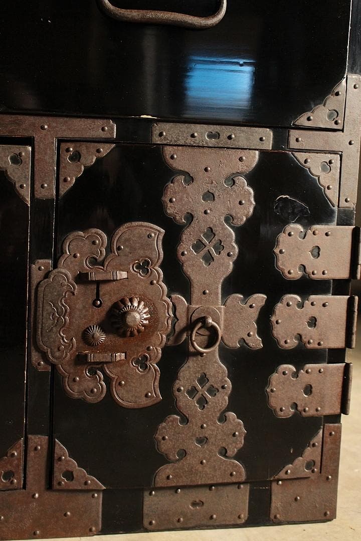 綺麗な時代庄内箪笥 扉付き - メルカリ