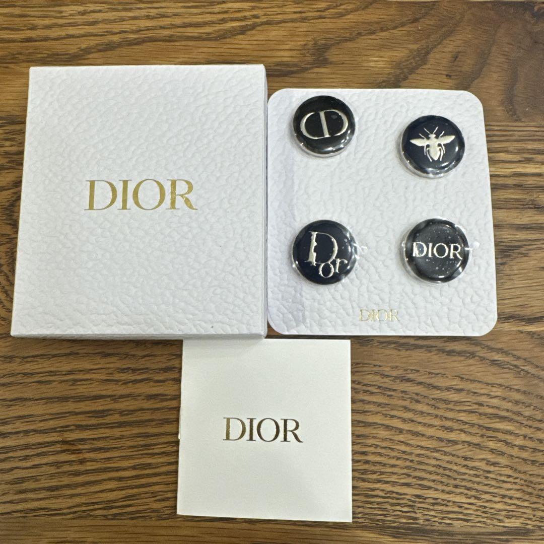 新品DIORバッチ