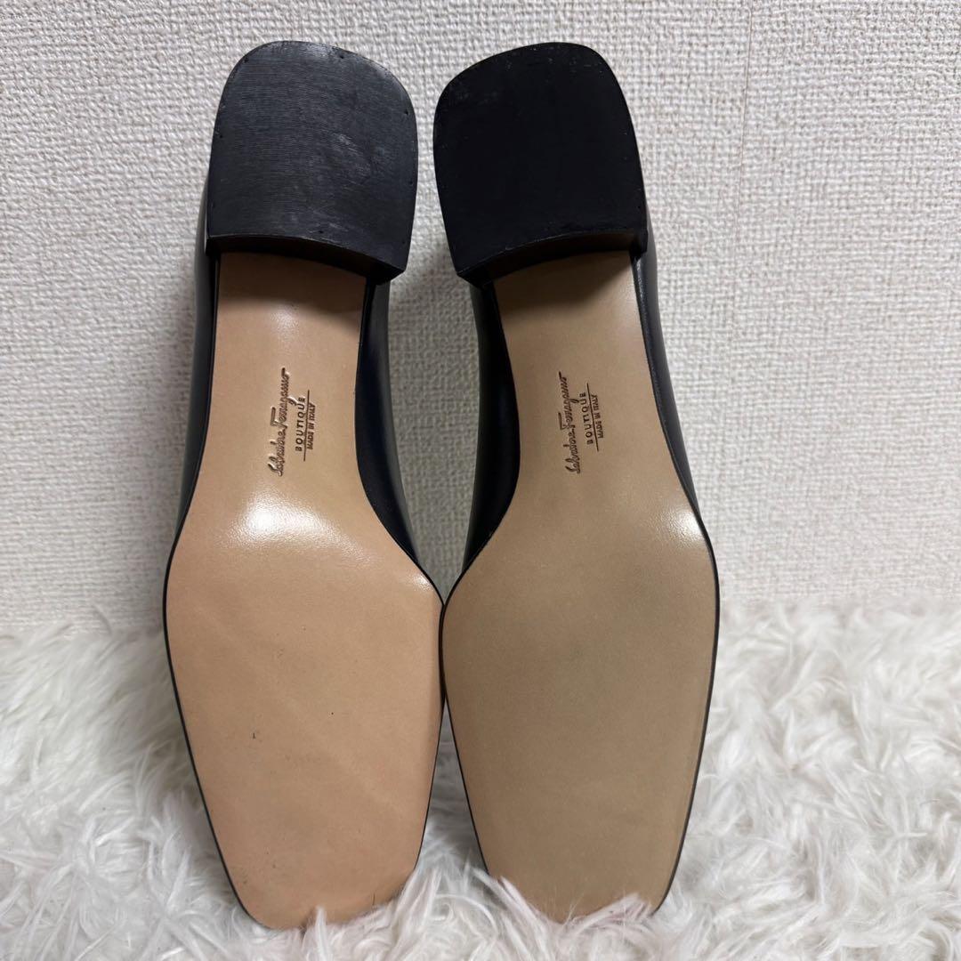新品未使用✨フェラガモ　ローヒールパンプス　ロゴ入りプレート　レザー　ブラック